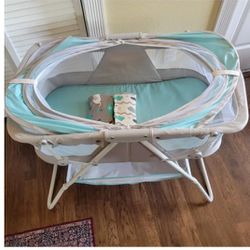 Dream On Me Bassinet + Mattress + Fitted Sheets