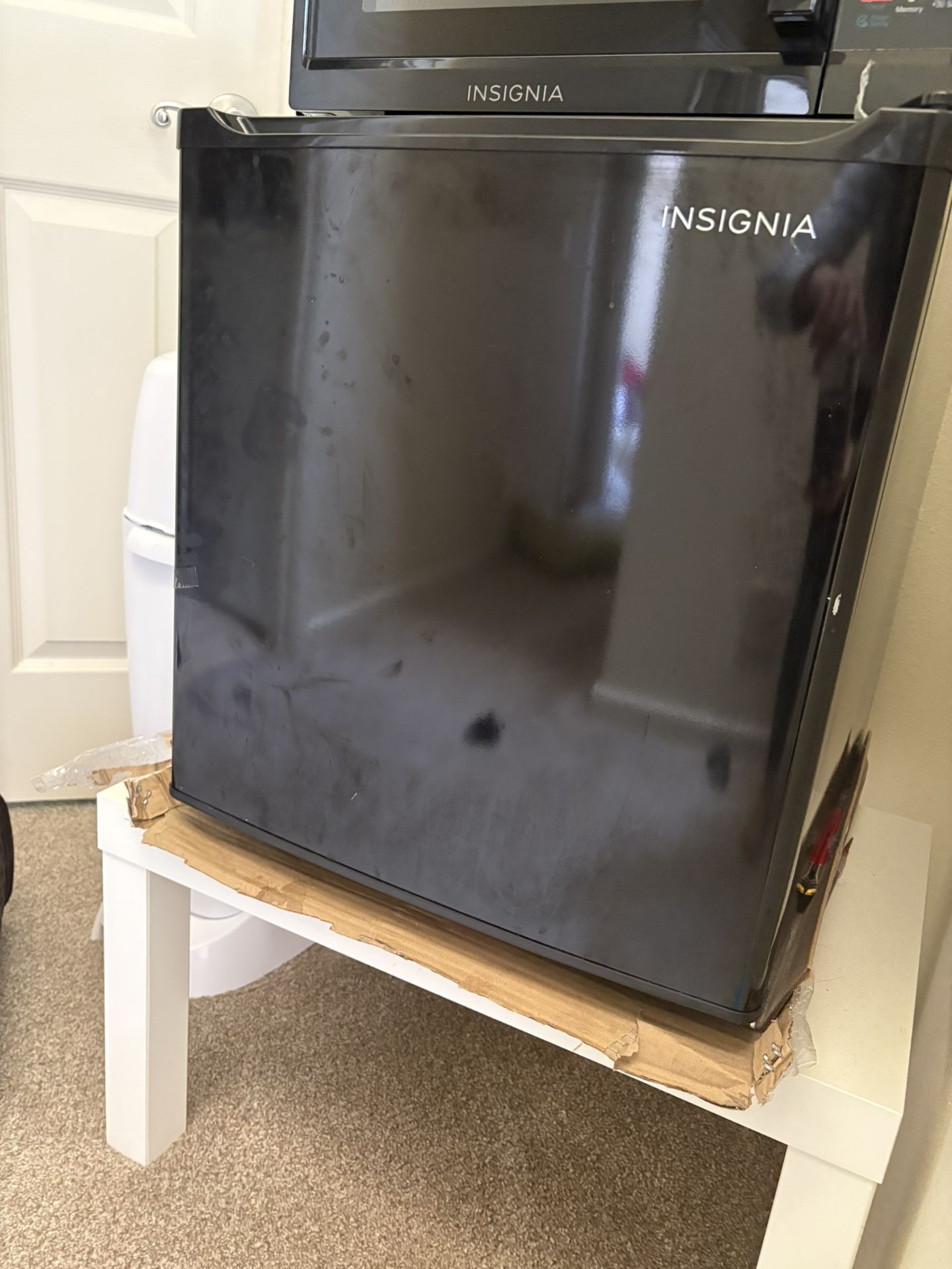 Insignia Mini Fridge 1.6 Cu Ft - Needs Repair - Very Clean