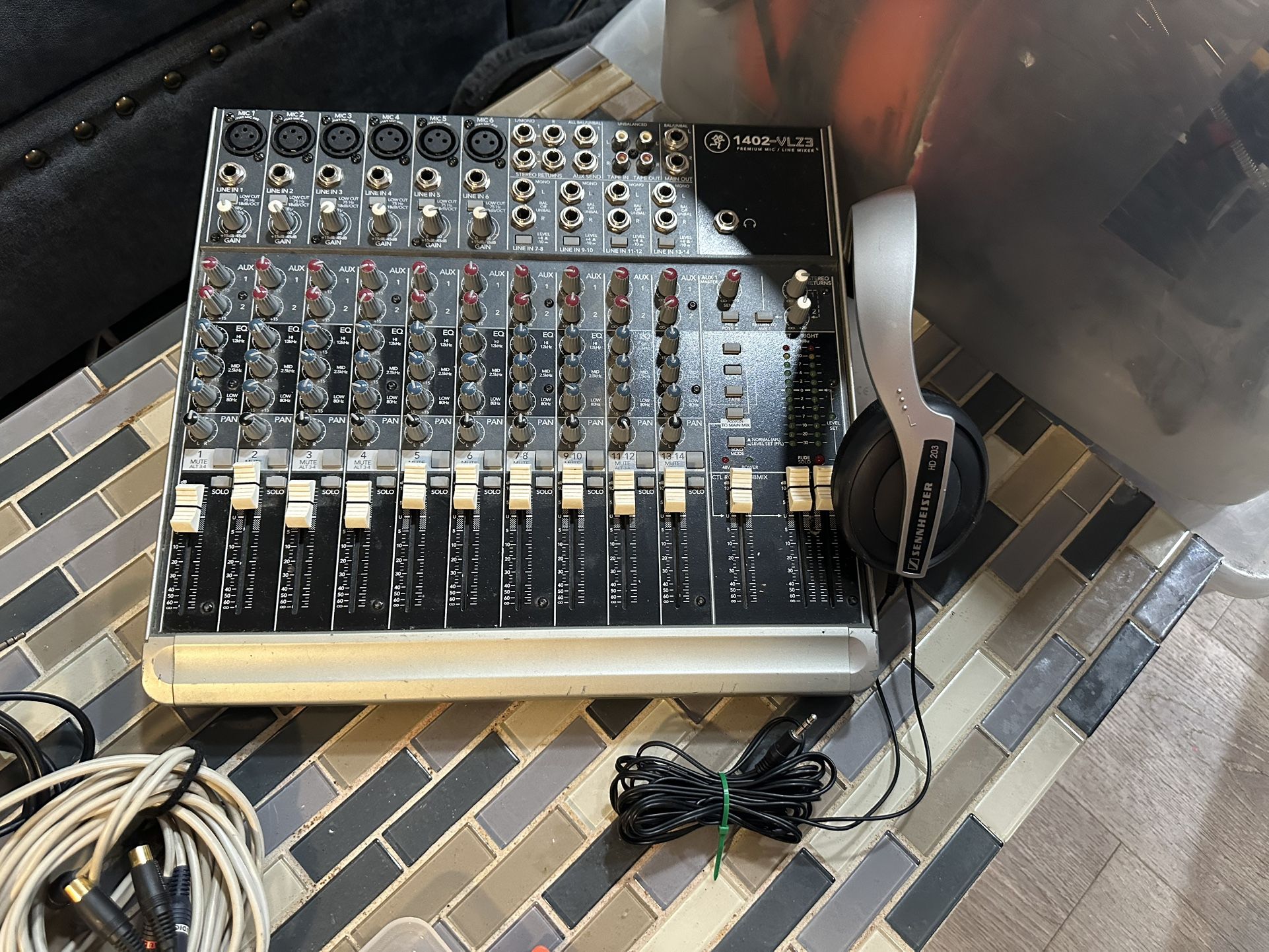 ** MACKIE 1402-VLZ3 SOUND MIXER