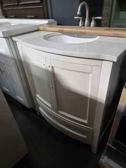 Harper 30 in. W x 22 in. D x 34 in. H Bath Vanity in white with Carrara Engineered Stone Top with White Basin