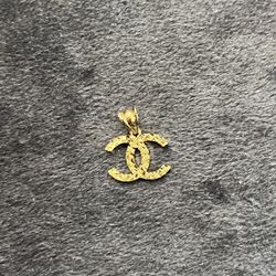 18k Saudi Gold Pendant 