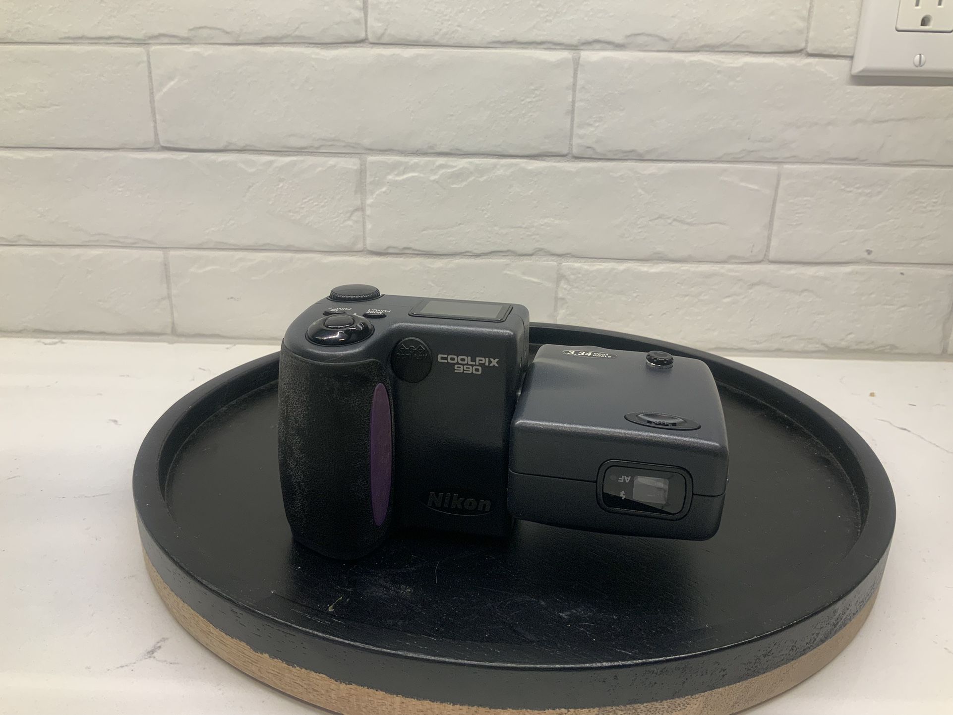 Nikon Coolpix 990 W/Camera Bag