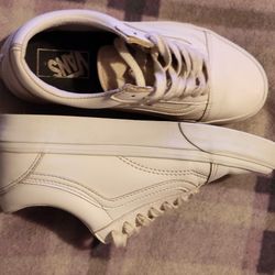 𝑊𝑜𝑚𝑒𝑛𝑠 𝑊ℎ𝑖𝑡𝑒 𝑂𝑙𝑑 𝑆𝑘𝑜𝑜𝑙 Vans