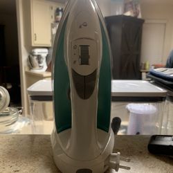 Hamilton Beach Retractable Cord Steam Iron, Stainless Steel Soleplate, 1200W, White