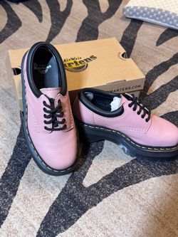 WOMENS DR MARTENS SZ6