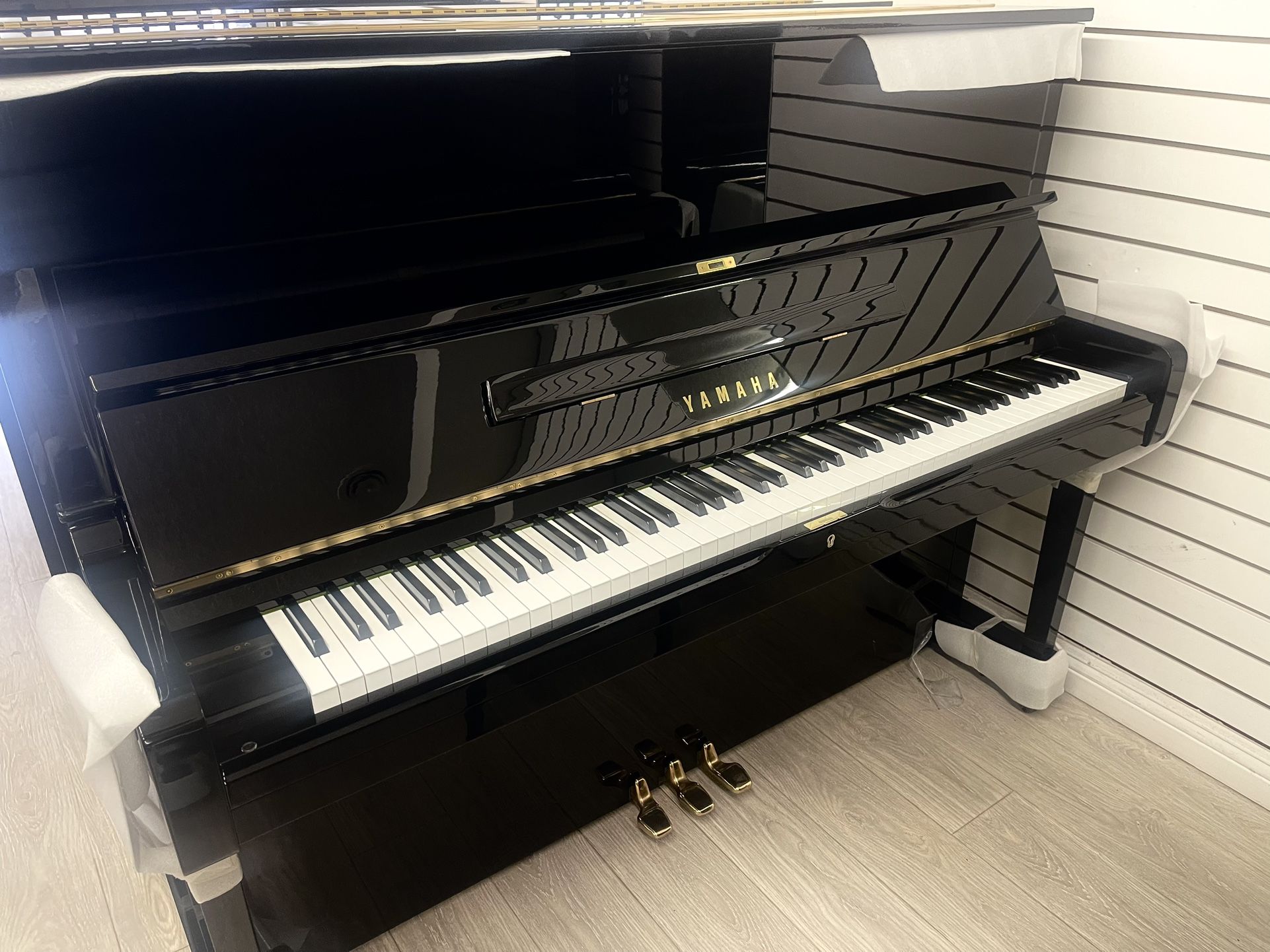 Like New Yamaha U1 Upright Piano In Pristine Condition 