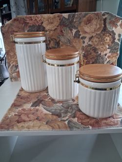 Porcelain containers