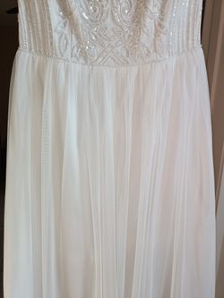 Adrianna Papell White bead embroidered dress Size 8 Ivory pleated floor length maxi

Condition is used in excellent condition

Don't miss this chance 