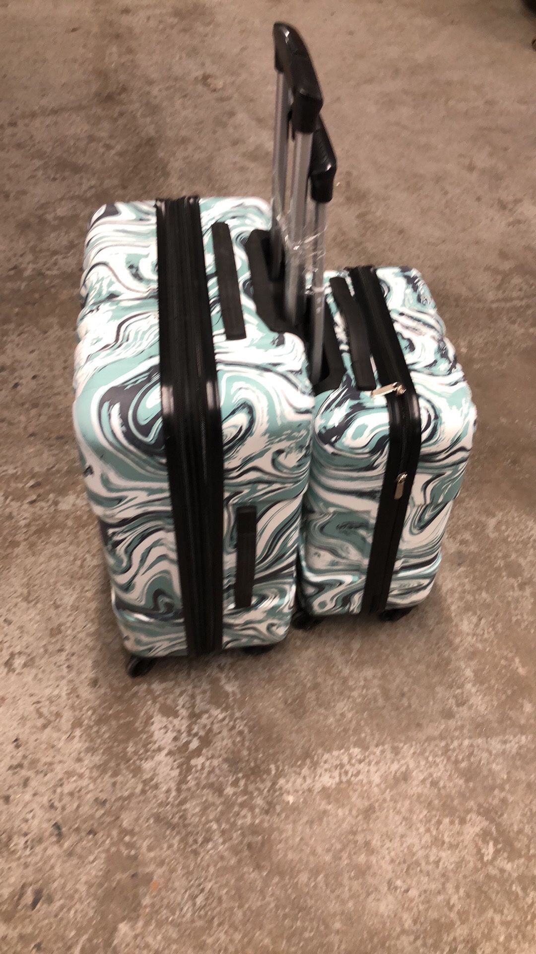 21”and 25” Set of two luggage almost brand new