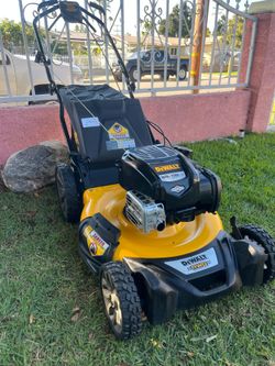 DEWALT
21 in. 163cc Briggs and Stratton 725Exi Engine Rear Wheel Drive 3-in-1 Gas Self Propelled Walk Behind Lawn
Mower