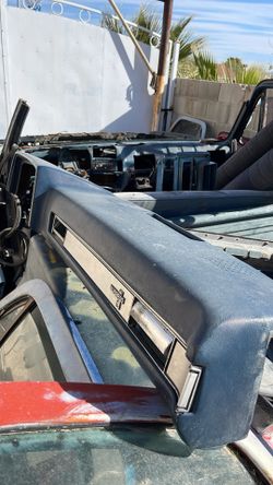81-87 C10 Dash ( Cracked )