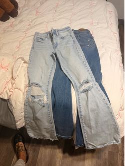 Woman’s Buckle lot flare jeans