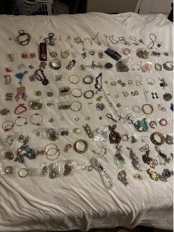 400+ pieces of jewelry bulk deal