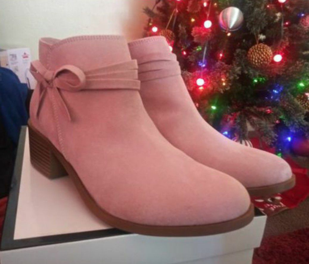New in box girls size 5 pink boots