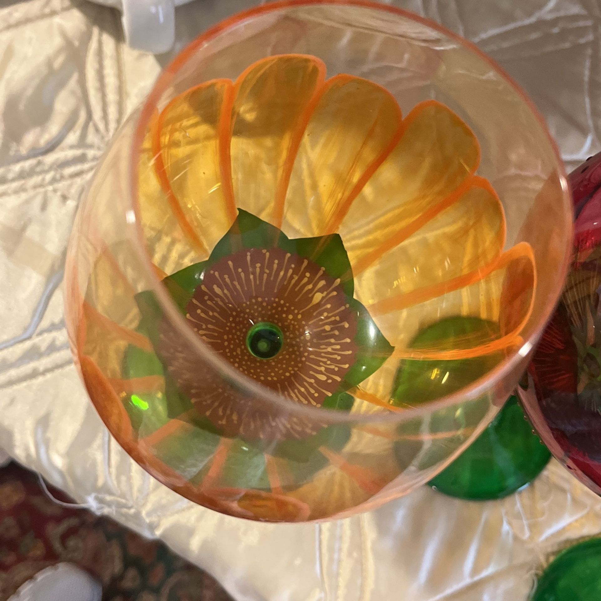 Beautiful glasses, hand paint painted flowers inside absolutely gorgeous hand painted glasses