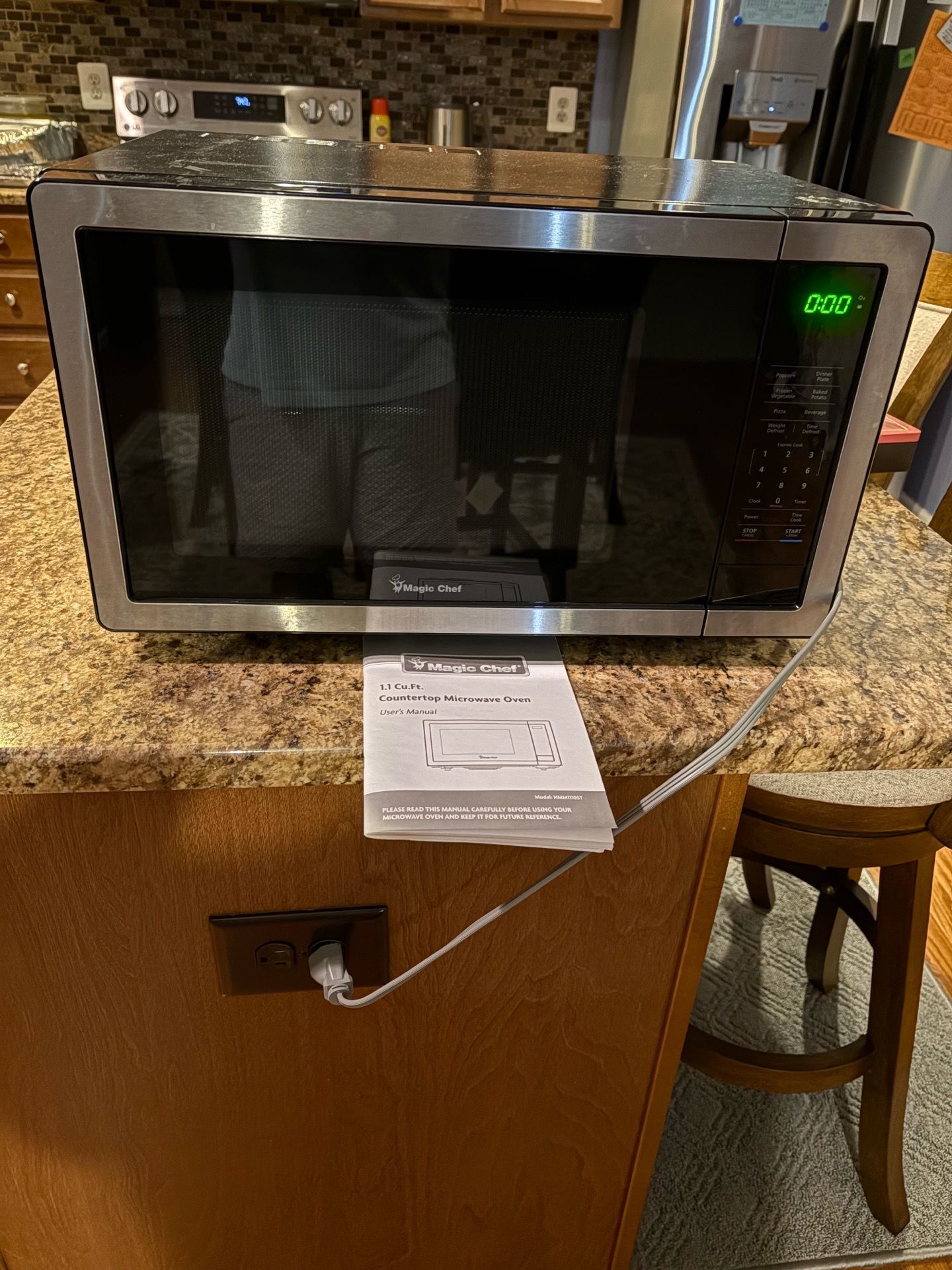 Countertop microwave. Like new. Great quality and brand, Magic Chef.