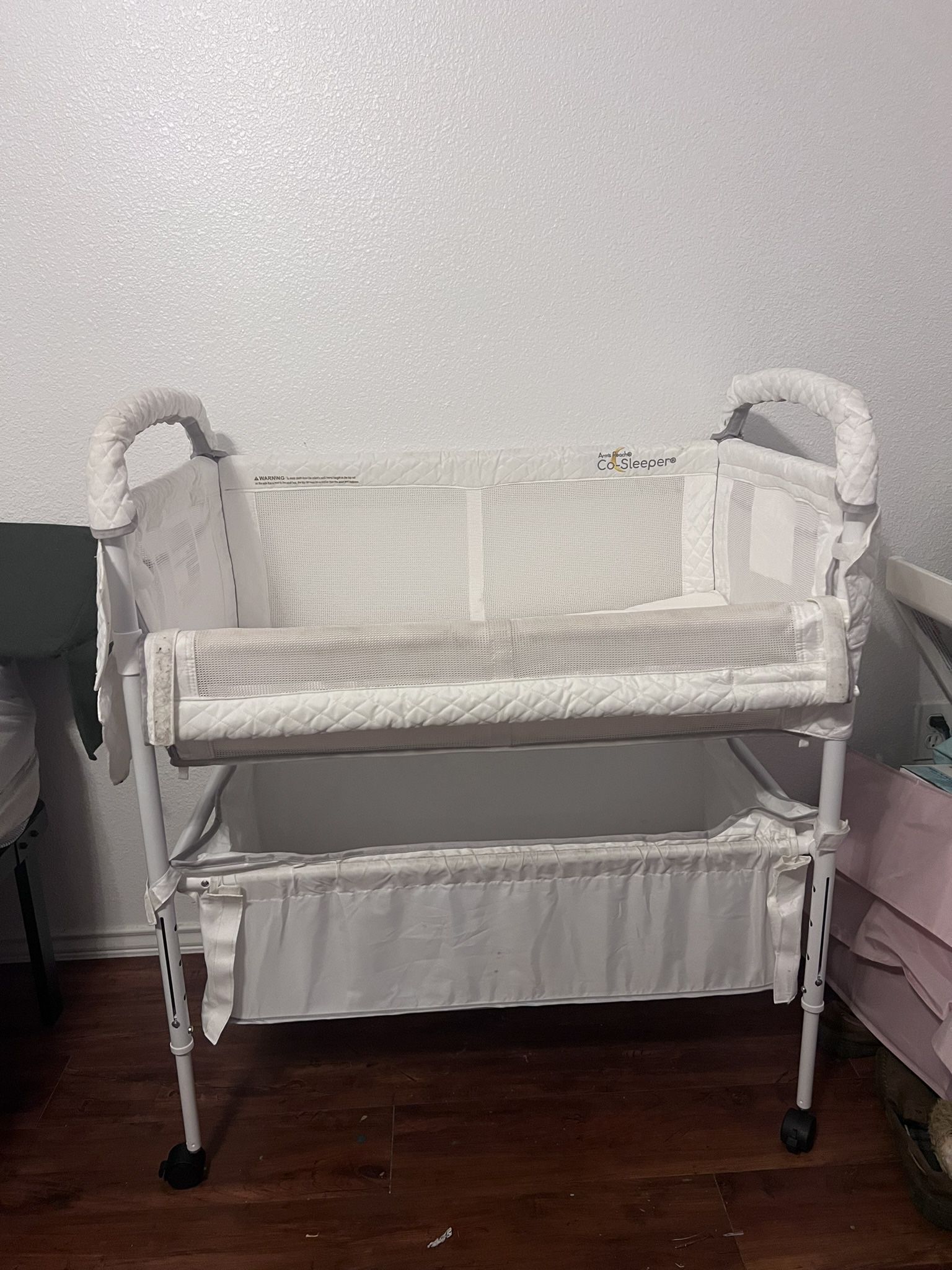 Co-Sleeper Bedside Bassinet by Arms-Reach The Clear-Vue