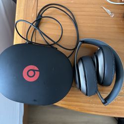 Beats Studio Wireless Headphones – Working, Needs New Ear Pads
