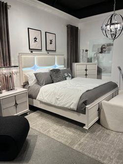 Brand New Sophisticated Style Queen bedroom set in features pearl white finish w/unique design