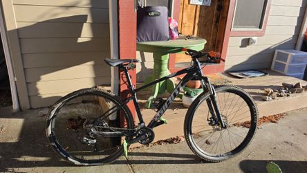 Giant Talon 4 29" Medium Mountain Bike