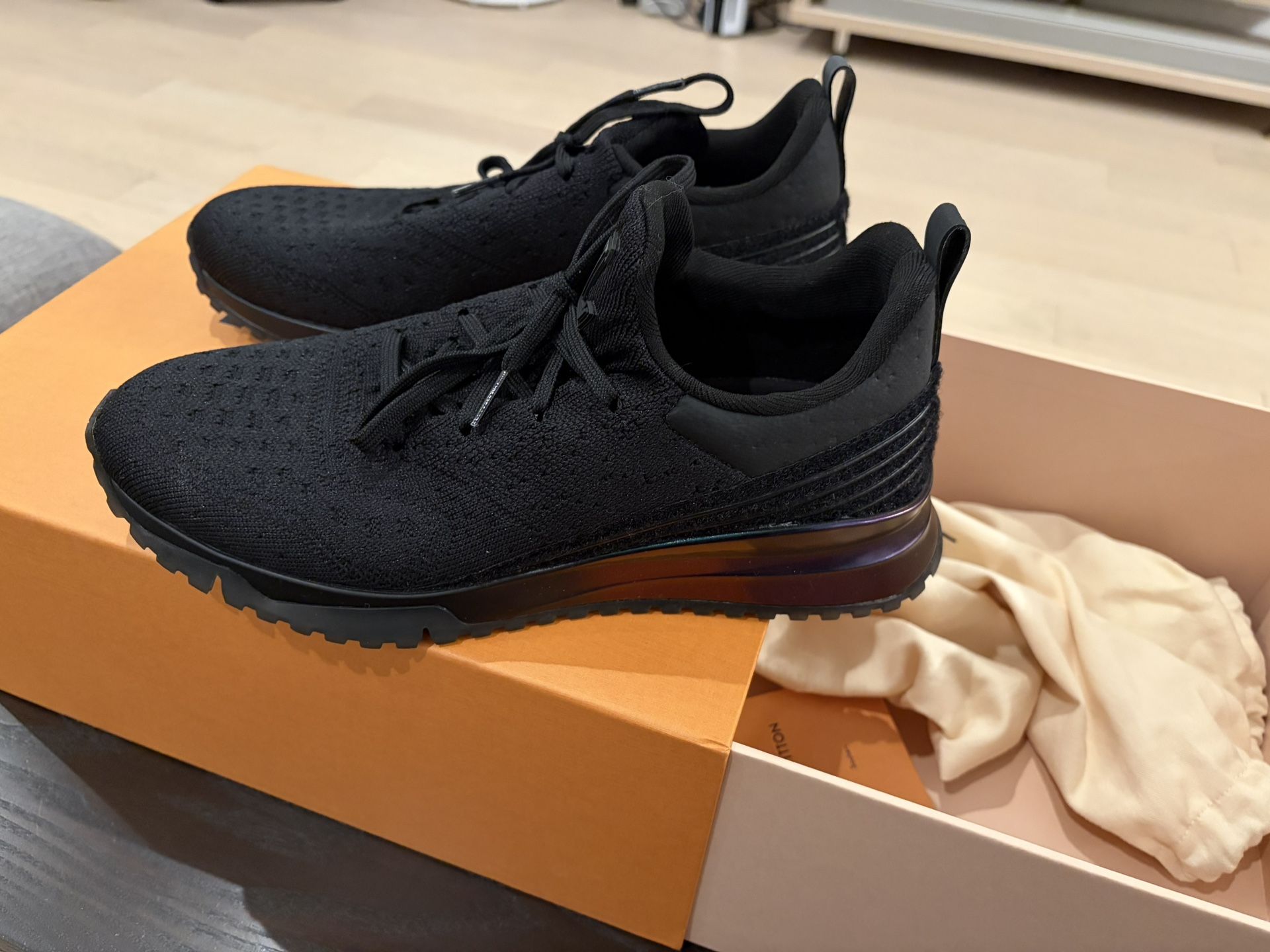 Brand New Louis Vuitton V.N.R Sneakers – LV 8 (US 9) – Receipt – Never Worn