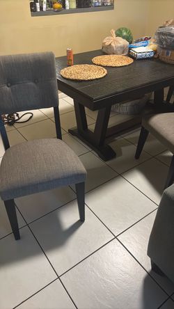 Table and chairs from rooms to go