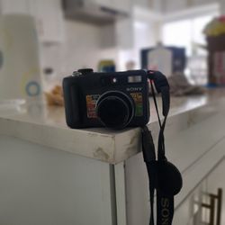 Sony Cybershot DSC-S85 4.1 MP 3x Digital Camera
