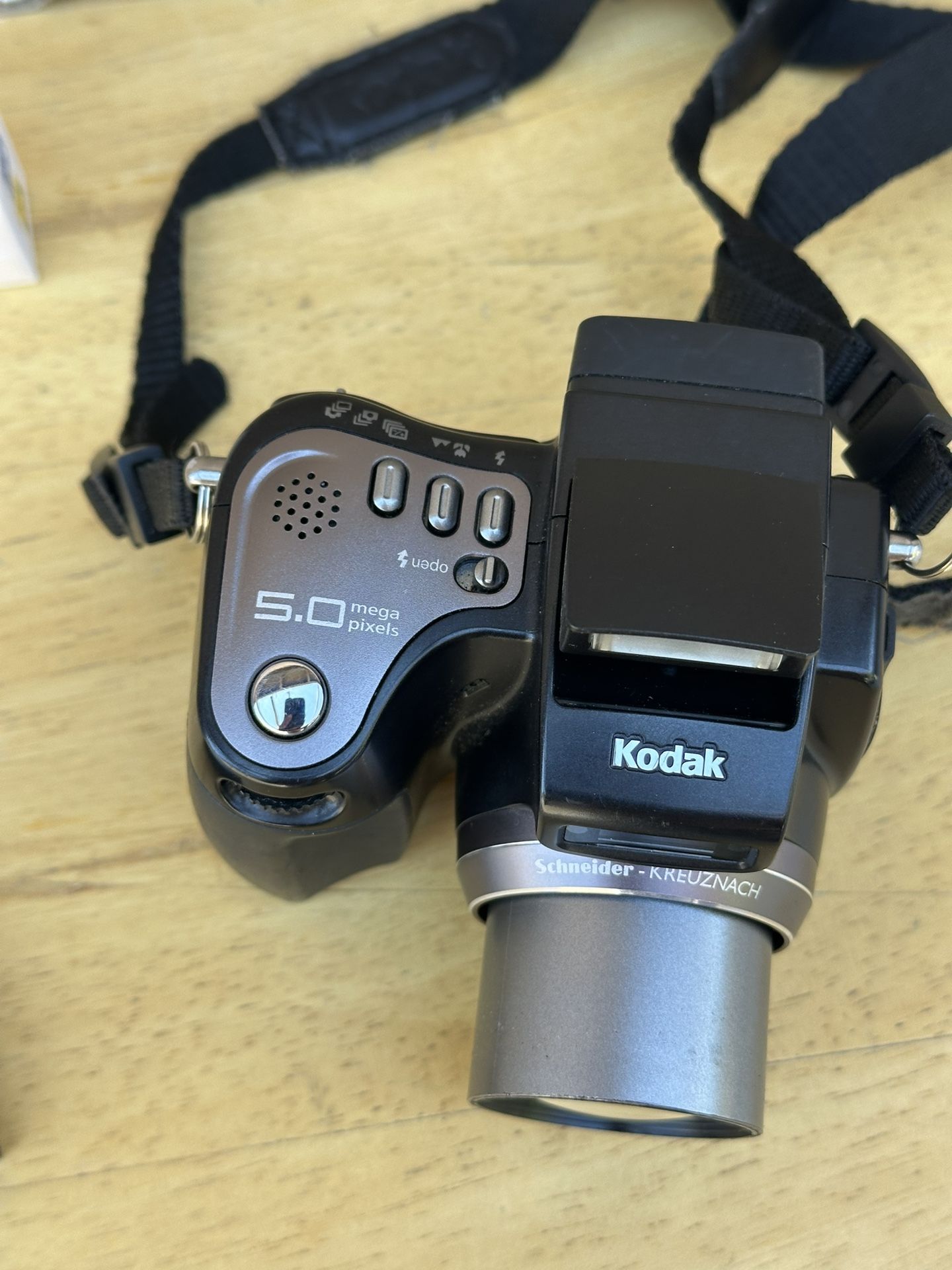 Kodak EasyShare Z7590 5.0MP 10x Zoom Digital Camera W Charger/Battery TESTED