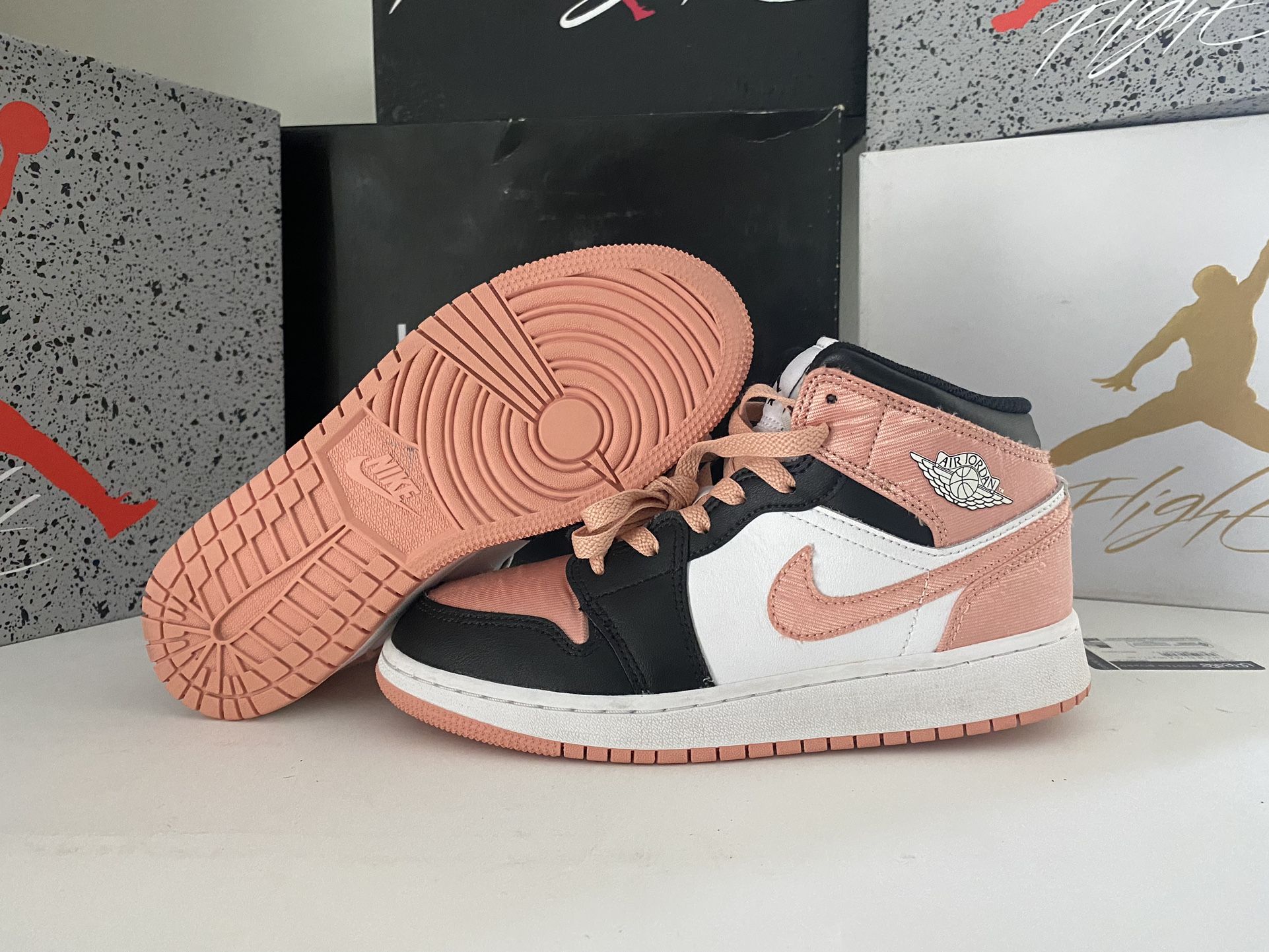Air jordan 1 mid Size 5y ( pick up only)
