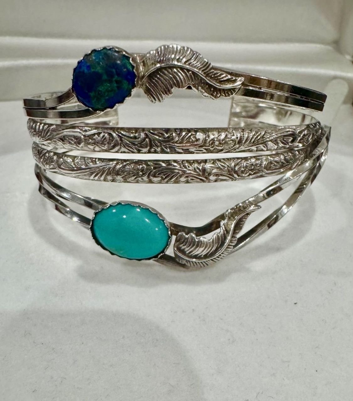 Vintage Navajo turquoise gemstone sterling silver cuff bracelet In excellent condition Approx 2.5”