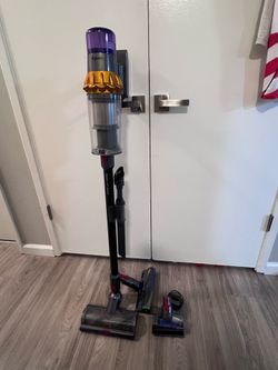 Dyson V15 Detect Cordless Vacuum – Excellent Condition