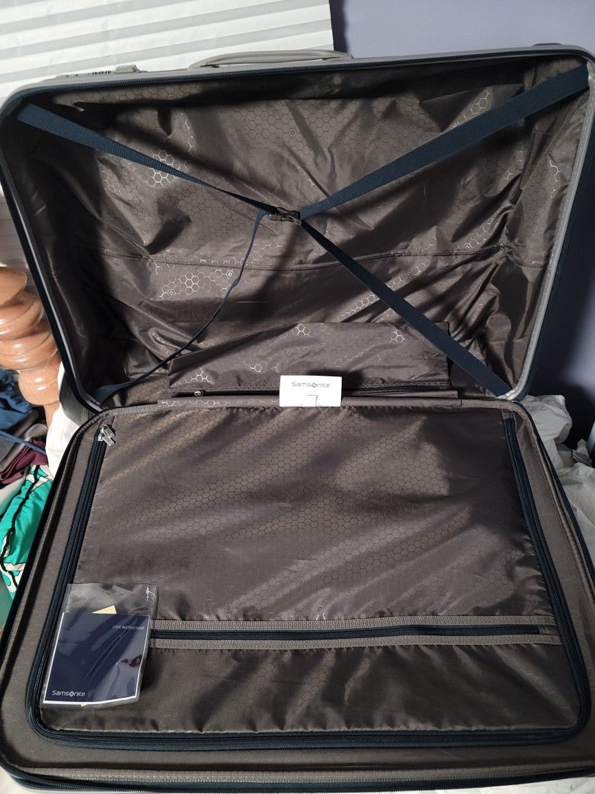Samsonite Freeform 28-Inch Large Luggage with Dual 360° Spinner Wheels - Checked Suitcase - TSA Lock, Airline-Approved - Lightweight Durable Polypropy