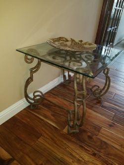 Glass/IRON end table great condition