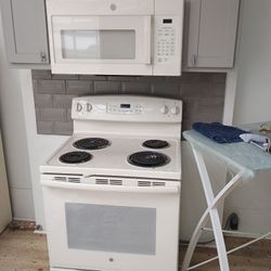 Electric stove and microwave use like new