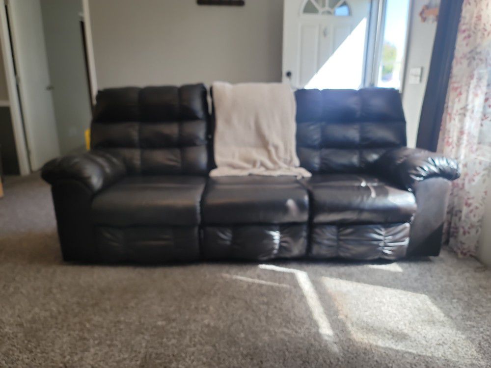 Reclining Leather Couch and Matching Loveseat $700 Set