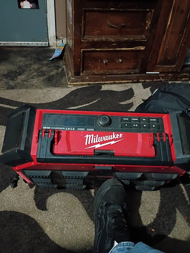 Milwaukee Bluetooth Radio With Charger Built-in Charger For An M18 Battery