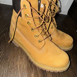 Women’s Classic Timberlands Size 7