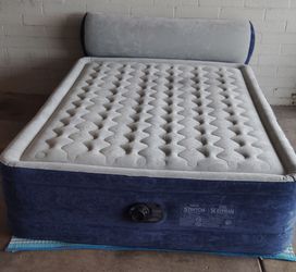 Queen deluxe air mattress w headboard new