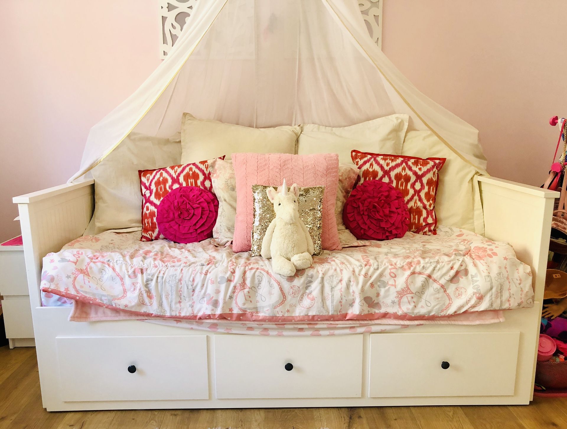 White twin daybed. Has lots of storage underneath. Great bed barely used. In great shape. for