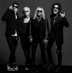 2 - Motley Crue Carnival of Sins Tour, LB