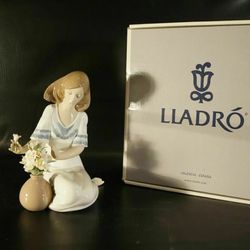 Lladro #6914 Loving Bouquet  Lady With Flowers With Original Box & Paper. 