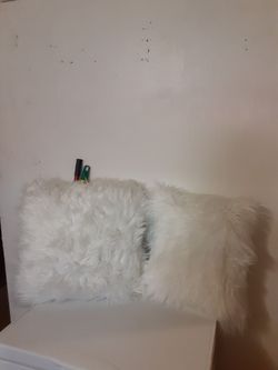 At Home & Home Goods White faux fur fluffy Decorative Accent pillows 18" & 16" set of 2 NWOT