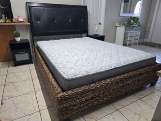 VENDO HERMOSA CAMA TAMAÑO QUEEN COMPLETA CON BOX SPRING Y COLCHÓN