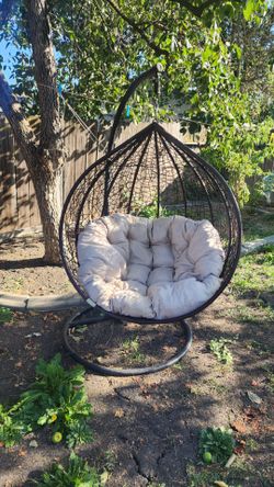 Hanging egg chair