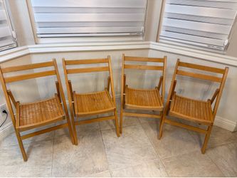 Foldable chairs for four
