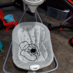 Graco Baby Swing, plug or battery operated, missing mobile part but still works.