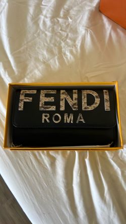 Bolsa para mujer negra con cadena dorada