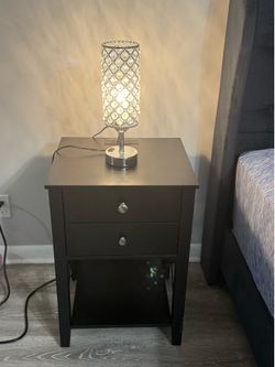 2 charging nightstands