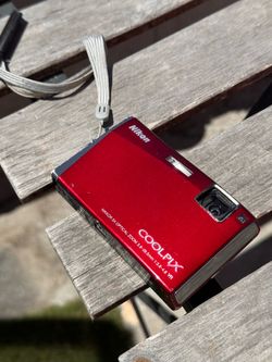 Vintage Nikon Coolpix S60 - Y2K digicam