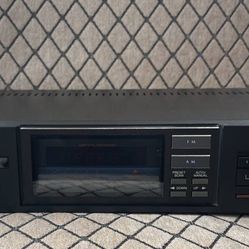 Sansui T-700 Vintage Quartz PLL Synthesizer Am/FM Tuner